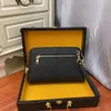 Bolsos de mano de lujo de diseñador para hombre, bolsos con cerradura combinada, bolsos de mano de cuero de marca superior, carteras masculinas suaves con textura de moda Simple