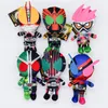 Poppen knuffeldieren Groothandel 18 cm Japanse Heisei Kamen Rider 20 jaar Plush Toy Souvenir Poll Bag Pendant Zitting Positie Hanger 2023