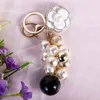 Crystal Camellia Keychain Luxury Smycken Pearl Pendant Bag Dekoration Pearl Chian Camellia Nyckelringar för Kvinna AA220318