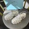 Üçgen Loafers Yuvarlak Toe Tasarımcı Sandles Kadın Slaytlar Platform Sandalet Sandalları Ünlü Tasarımcı Kadın Flip Flops Dikenleri Kadın Lüks Yaz Sandalet Düz Sandal