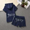 Juicy Apple Trailsuit Kadın Boş Zaman Sporları İki Parçalı Set Kadın Tasarımcı Yaz Gevşek Kısa Kollu Mektup T-Shirt ve Şort Spor Seti Kıyafetleri