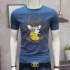 2022 Summer Nya tunna mäns T-shirts Leisure Animation Cartoon Deer Design Rhinestone Design Kort ärm Slim Round Neck Multicolor Youth Style Tees M-4XL