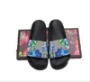 2023 Designertofflor Herr Dam rutschkanor med Korrekt Flower Box Dammpåse kort Skor ormtryck Slide Läder Gummi Sandal Sommar Flat Slip