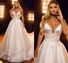 Sexiga pärlor Bröllopsklänningar 2022 Brudklänningar Spaghetti Straps Bride Dress V-Neck A-Line Ärmlös Princess Robe Mariage Vestidos de Noiva