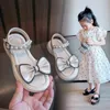 Bow Children Sweet Princess Sandals Versão coreana GIRLA FILDA FATHA 2022 Sapatos de pérolas verão novo vestido não deslizante Sapatos planos G220523