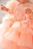 豪華なフェザーピンクの花の女の子ドレス床の長さフリルスリーブ花柄の小さな女の子のウェディングドレス聖体