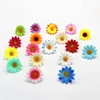 Flores decorativas grinaldas 100pcs 4cm margarida branca artificial com centro amarelo para festa de casamento decoração de decoração diy scrapbookdecorative