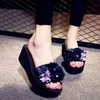 Xmistuo Women Sandals с цветочными женскими летними пляжными клиньями скользит водонепроницаемые 7 см высоких каблуков Slippers 2 Color 7180W J220716