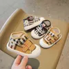 男の子の赤ちゃんの靴チェック柄生まれキャンバスファーストウォーカーベビーソールの靴春秋幼児ノンスリップスニーカー 0-3 年