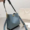 Diseñadores de lujos de alta calidad Textura simple Bolsa de un solo hombro Cubo de mujer 2023 Nueva moda de cuero de vaca Bolsas de viaje Totes Bolsa de diseñador