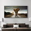 Elefante sulla strada Animale su stampa su tela Pittura Nordic Poster Immagine di arte della parete per soggiorno Decorazioni per la casa senza cornice