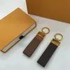 Key Classic Patroon v Letter Wallet Keychain Retro handgemaakte lederen sleutelhanger Fashion Men and Women Bag Pendant accessoires