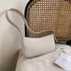 Bolsas de ombro de couro pequeno de cor sólida para mulheres e bolsas simples e bolsas de viagem feminina lazer de lazer pequenos pretos marrom púrpura branca j572