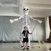 Walking Gonfiabile Skull Man Burattino Halloween Parade Performance Costume Blow Up Skeleton Zombie Marionette Per Carnival Stage Show