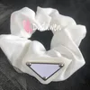 Acessórios de moda de borracha de design clássico P Marca do triângulo com letra colorida de seda bandas de caba