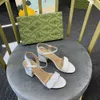 革ミッドヒールレディースデザイナーサンダルファッションレディースバックルラバーソールミュール夏のビーチセクシーな結婚式の靴 34-42