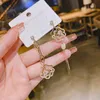 Moda ciondola l'orecchino con diamanti con borchie in oro fiore asimmetrico orecchini nappa per le donne personalità design raffinato ins gioielli regali