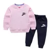 Set di abbigliamento 2 pezzi Abbigliamento moda per bambini Top a maniche lunghe Pantaloni Felpa per neonato in cotone Set per bambini per l'autunno Stampa LOGO del marchio