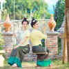 Scene slitage gul thai dai kläder för vattenstänkfestival yunnan xishuangbanna traditionell sommar dai kostym blus kjol