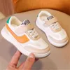 2022 Nieuwe meisjes jongens mesh lage top ademende sneakers mode zachte zool niet-slip casual schoenen lente baby platte peuter schoenen21-30 g220517