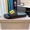 2023 New Paris Alphabet Men e feminino Slippers Non Slip and Durable One Word Beach Loves Outwear Sandals