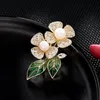 Ontwerper vrouwen parel broche pak broches voor vrouw zirkoon dame blad pins vintage elegante luxe jurk bloem pins knop pin mode sjaal gesp