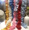 24 cores Flores de seda artificial Flores de seda penduradas hidrangea falsa 100pcs Casamento romântico Garland vinha Lvy Decoração de teto