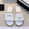 مصمم C فاخر النساء Slippers Sandals Diamond Big Logo Fisherman Flat Sliper Scuff Summer Low Heel Slides Flip Flops Size 34-40 مع صندوق أصلي وأكياس الغبار