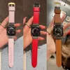 Apple Watch 스트랩 38mm 44mm 45mm 45mm iwatch 3 4 5 SE 6 7 시리즈 디자이너 꽃 블랙 골든 링크 체인 팔찌를위한 패션 정품 가죽 시계 밴드