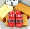 Fabrik grossist topp kvinnor designer skor platt tofflor mode 3d bokstäver färgtryck metall bälte spänne sandaler sommar sexiga strandskor storlek 35-42