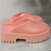 Zapatillas perforadas de marca para mujer, sandalias de diseñador con plataforma, cuña de goma con recortes, materiales transparentes, sandalias de playa a la moda, 2022