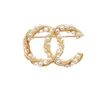 Marka projektant litery broszka moda słynna C podwójna litera broszki kryształowa perła urok luksusowe pary indywidualność Rhinestone garnitur Pin biżuteria akcesoria