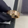 Anello dell'amore con diamante pieno largo 5-6 mm V in oro 18 K che non sbiadisce mai, riproduzioni ufficiali del marchio di lusso Con scatola per coppia di anelli Anello regalo per anniversario di altissima qualità