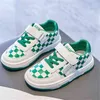 2022 ragazze Ragazzi sneakers basse Moda suola morbida antiscivolo Griglia a scacchiera Scarpe da ballo di strada Scarpe casual piccole bianche per bambini G220517