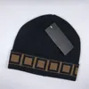 مصمم الخريف شتاء القبعات قبعة قبعة قبعة للسيدات خطابات مطرزة على القبعات الدافئة