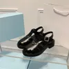 Designersandaler Soft Cage Gummisandaler 22SS Dam Läder Dam Ankelrem Spänne Brevtryckt Chunky Heel Yttersula Sandal Plattform Sommar Beach Slipper