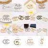 500Style Mix Envoyer Célèbre Design Marque Luxurys Desinger Broche Femmes Strass Perle Lettre Broches Costume Pin Bijoux De Mode Vêtements Décoration Accessoires