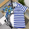 Modelos de camisas polo masculinas 22SS marca de lazer retrô camisas de manga curta Design de tecido revestido de alta densidade Essencial Jaquetas de casal com impressão encorpada