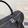 Moda Luxurys Black Nylon Duffle Bag 43cm Designers Bolsas de bagagem homens Mulheres Bolsa de esportes de viagens de ombro de ombro de grande capacidade Bolsa de mochila à prova d'água