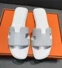 2022 ny designer Tofflor slides Dam flip flops Läder Damsandal Dubbel Metall Svart Vit Bruna tofflor Sommarstrandsandaler med BOX