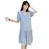 새로운 출산 여름 의류 달콤한 레이스 패치 워크 버튼 플라이 임산부 여성 드레스 블루 플러스 크기 산부인과 알린 드레스 J220628