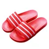 Pantoufles pour hommes Summer Home Salle de bain Chaussures pour hommes Couple Tongs SoftSoled Stripe Loisirs Hommes Sandales de plage en plein air Chaussure plate 210402