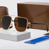 Nuovi popolari occhiali da sole da uomo quadrati con montatura e gambe in metallo semplici occhiali stile casual Protezione 100% UV400 Invia casella