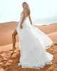 Boho A-Line Lace Appliqué Tulle Suknia ślubna dla kobiet Backless Bez rękawów Podziel Sweep Pociąg Suknia Bridal Vestido de Novia Bes121