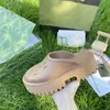 2022 Дизайнеры Сандалии Женщины с плоской шестерней Сандальская отверстие для вырезки резиновые туфли пляжные тапочки с размером коробки 35-42