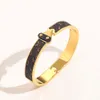Designer märkta armband kvinnor armband designer smycken faux läder 18k guld pläterat rostfritt stål armband kvinnliga bröllop gåva8443389