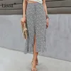 Liooil كشكش Maxi Slit Skirt للنساء السيدات مع زر الأزهار غير الرسمية تنورة الأزهار الأنيقة عطلة الصيف التنانير الطويلة 220521