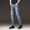 Jeans para hombres Bordado bordado Marca de hombres europeos pantalones delgados de mezclilla