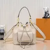 Ladies Shoulder Bags Lychee Calfskin Bucket Bag Crossbody Fashion Show Tote Bag's Swivel Lock Topp Handtag Bag Justerbara axlar Rem M57687