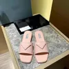 Stivali Moda Tinta unita Lady Slipper Luxury Leisure Sandali a fondo piatto Pantofole estive Designer Triangle Buckle Top Shoes Sandalo da donna